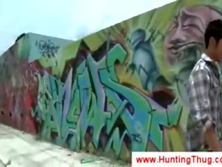 Beli juvenile poskuša da kramp up črno graffiti artist