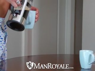 Manroyale paksu kukko kanssa a kuppi of coffee