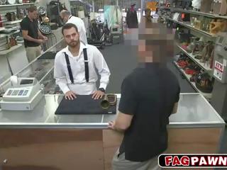 Killen slag en kuk bakom counter i en butik