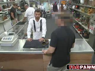 Erótico homosexual golpes un peter en público pawn tienda